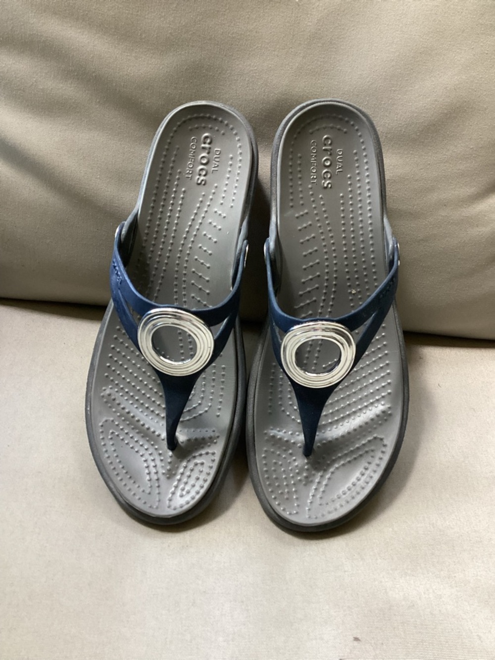 Crocs Sanrah Silver Circle Wedge Sandals Navy/Graphite Relaxed Fit Size 8